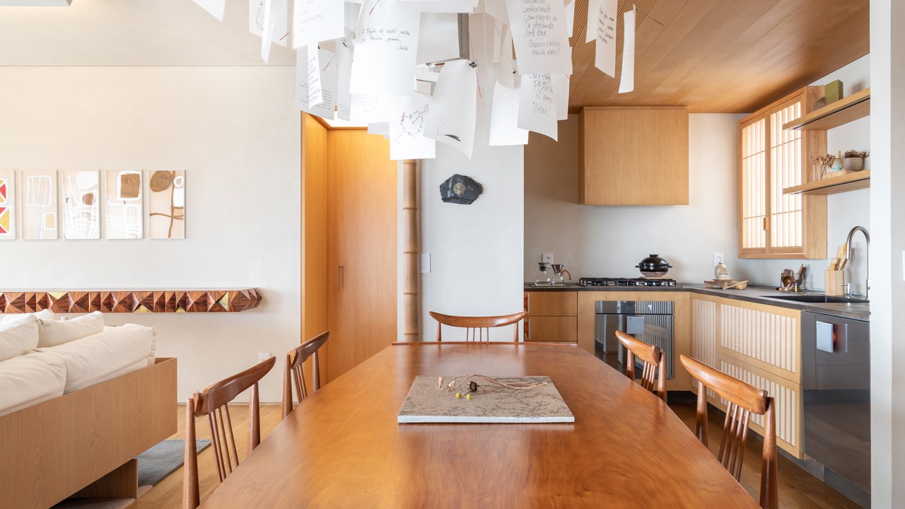 Apartamento 140 m2 inspirado arquitetura japonesa Terra Capobianco decoração madeira sala jantar mesa luminaria quadro cozinha