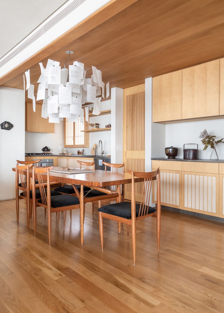Apartamento 140 m2 inspirado arquitetura japonesa Terra Capobianco decoração madeira sala jantar mesa luminaria quadro cozinha