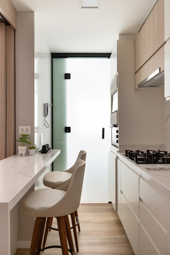 Apartamento 56 m2 painel de correr ripado décor minimalista Tulli Estudio decoracao cozinha bancada madeira armario