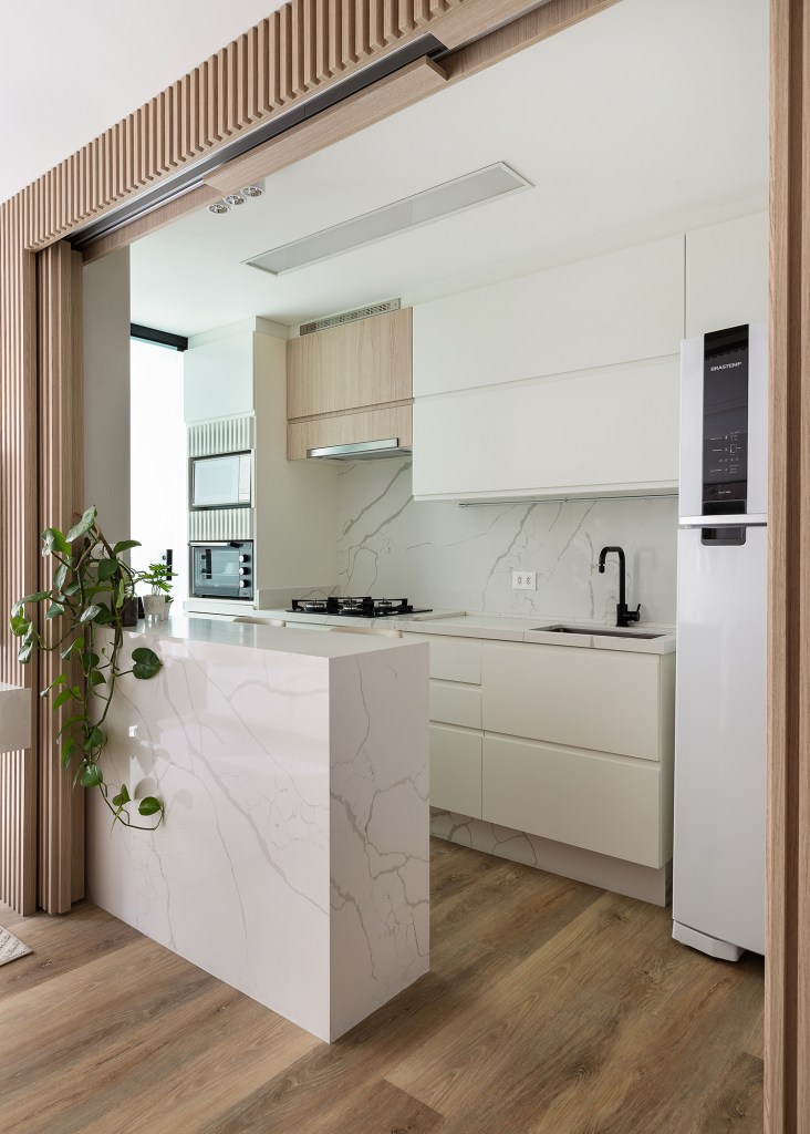 Apartamento 56 m2 painel de correr ripado décor minimalista Tulli Estudio decoracao cozinha bancada madeira armario