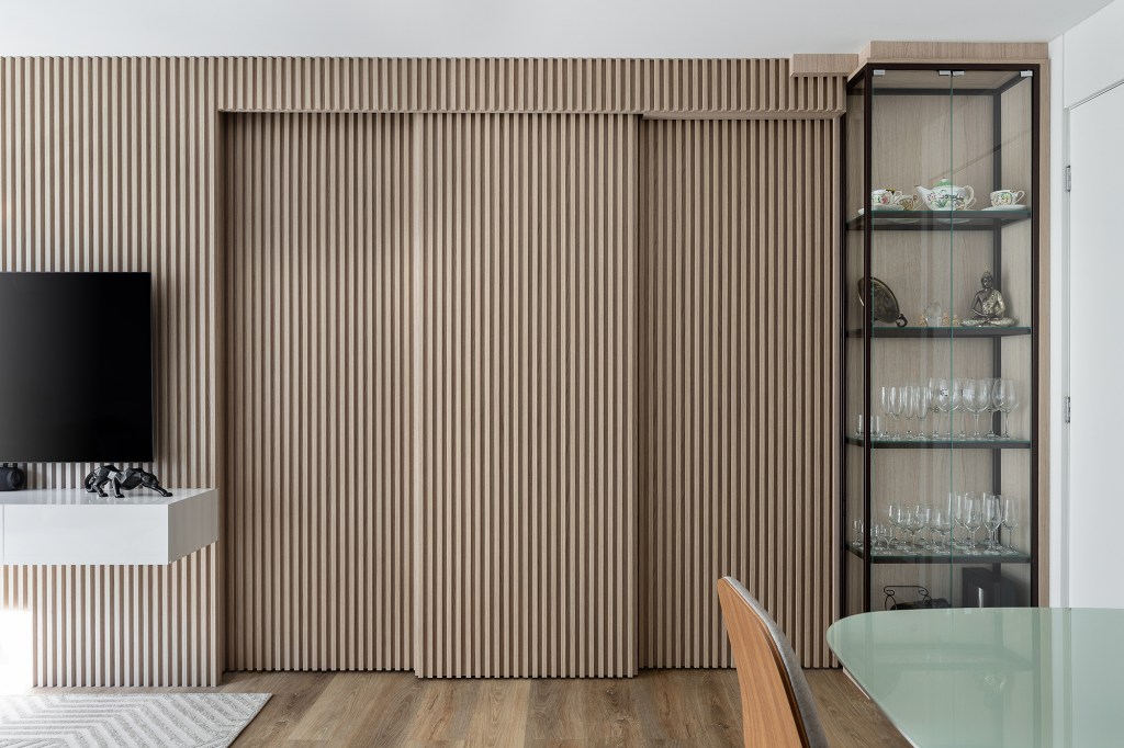 Apartamento 56 m2 painel de correr ripado décor minimalista Tulli Estudio decoracao sala estante tv