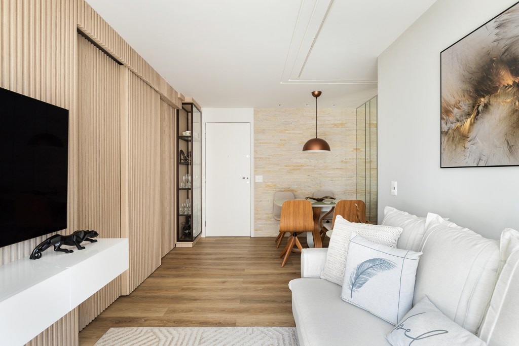 Apartamento 56 m2 painel de correr ripado décor minimalista Tulli Estudio decoracao sala tv estar sofa tapete cortina jantar mesa cadeira