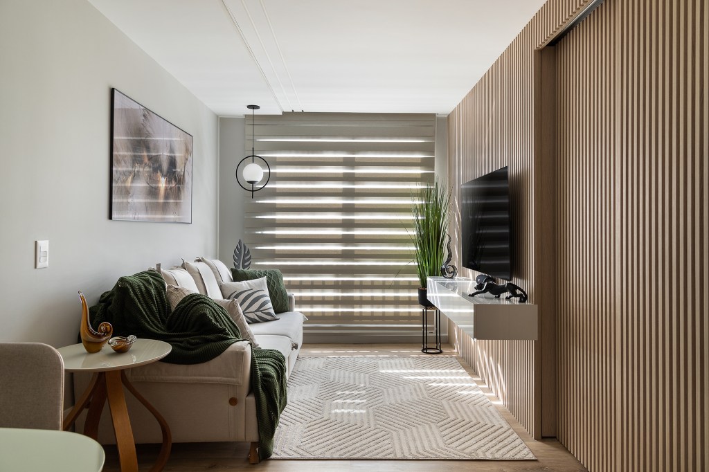 Apartamento 56 m2 painel de correr ripado décor minimalista Tulli Estudio decoracao sala tv estar sofa tapete cortina