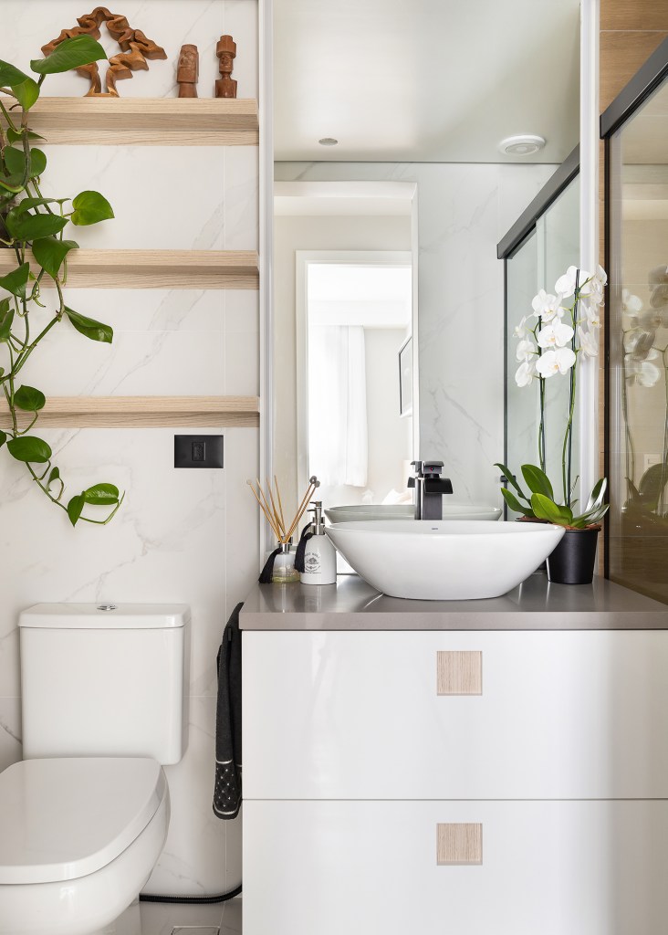 Apartamento 56 m2 painel de correr ripado décor minimalista Tulli Estudio decoracao banheiro espelho prateleira