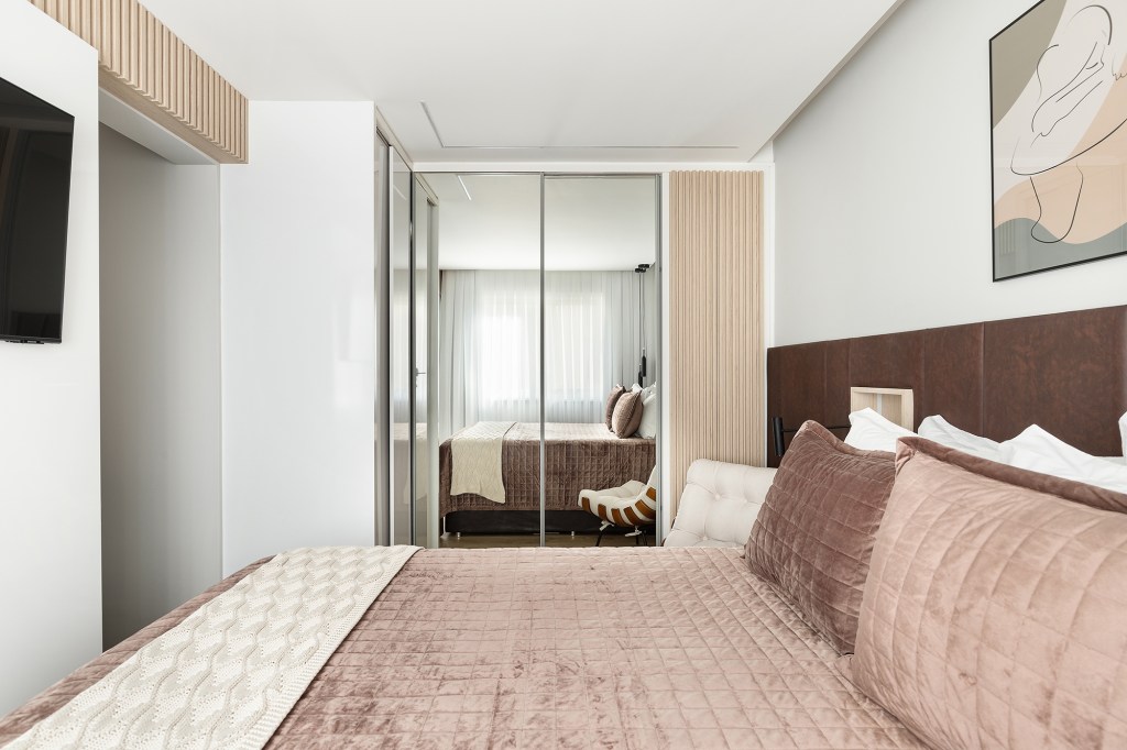 Apartamento 56 m2 painel de correr ripado décor minimalista Tulli Estudio decoracao quarto cama cabeceira mesa quadro armario