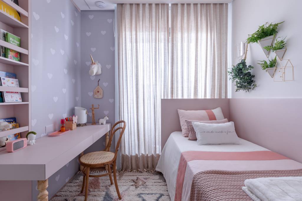 Apê 170 m2 adega 270 garrafas parede côncava sala Beatriz Quinelato decoração quarto infantil menina cama mesa cadeira vaso escrivaninha