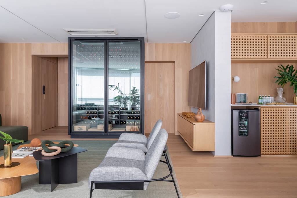 Apê de 170 m² ganha adega para 270 garrafas e parede côncava na sala