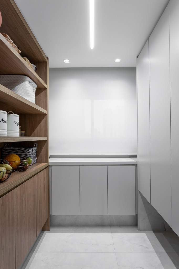 Apê 230 m2 home office escondido espaço especial pets MRC arq.design decoração cozinha despensa area de servico