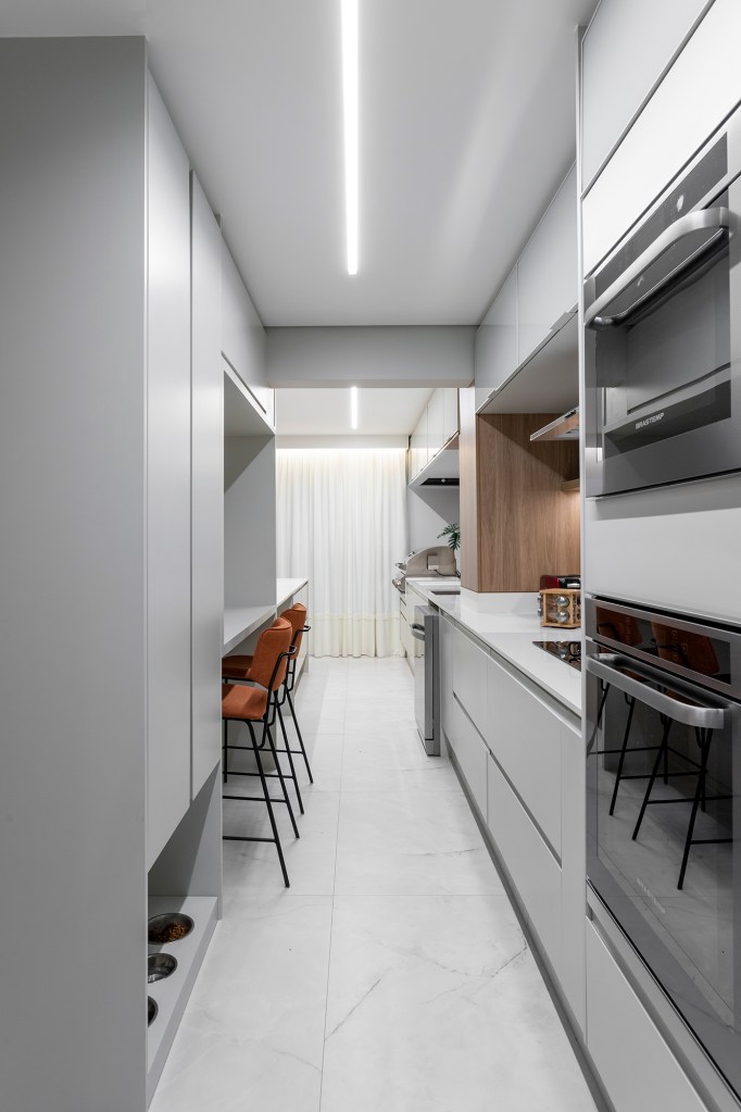 Apê 230 m2 home office escondido espaço especial pets MRC arq.design decoração cozinha refeições cadeira armario
