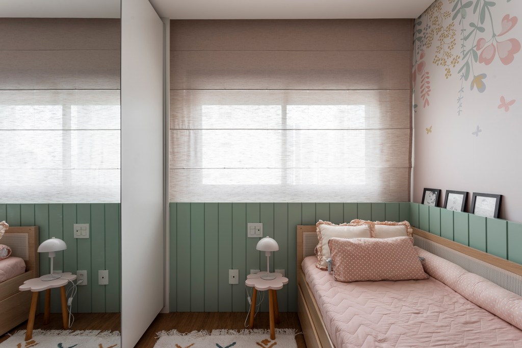 Apê 230 m2 home office escondido espaço especial pets MRC arq.design decoração quarto infantil lambri cama espelho papel de parede cortina