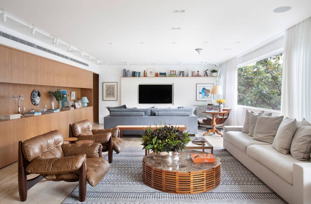 Apê de 230m² ganha adega, closet e área social integrada com reforma