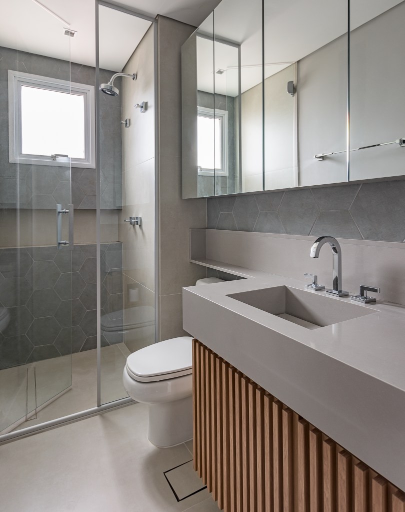 Apartamento 300 m2 pórticos setorizar social vista Ibirapuera Angelina Bunselmeyer decoração banheiro espelho cinza madeira