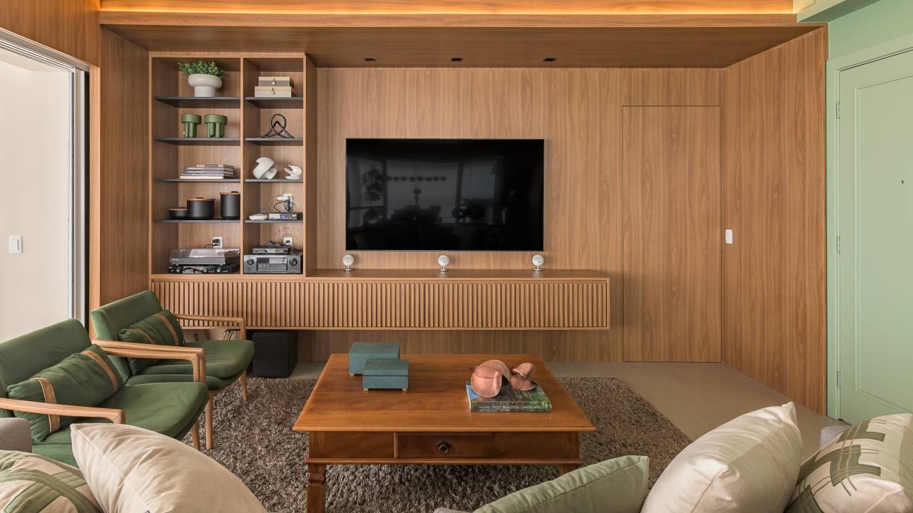 Apartamento 300 m2 pórticos setorizar social vista Ibirapuera Angelina Bunselmeyer decoração sala tv madeira estante marcenaria sofa tapete mesa