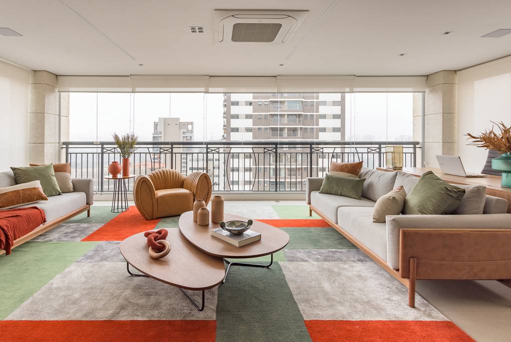 ape-300-m2-porticos-setorizar-social-vista-ibirapuera-angelina-bunselmeyer-credito-luiz-franco-varanda(6) Apartamento 300 m2 pórticos setorizar social vista Ibirapuera Angelina Bunselmeyer decoração varanda home office mesa cadeira cortina sofa tapete