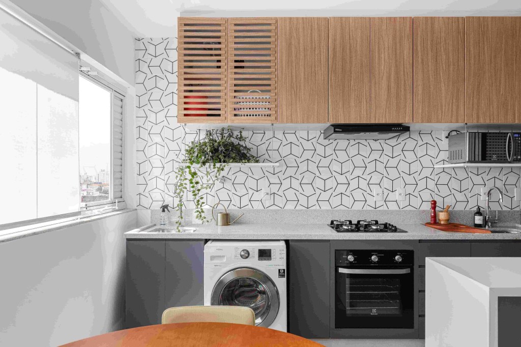 Apê 35 m2 painel de muxarabi isolar cozinha Studio Moby Dick decoracao apartamento armario lavanderia cooktop ilha
