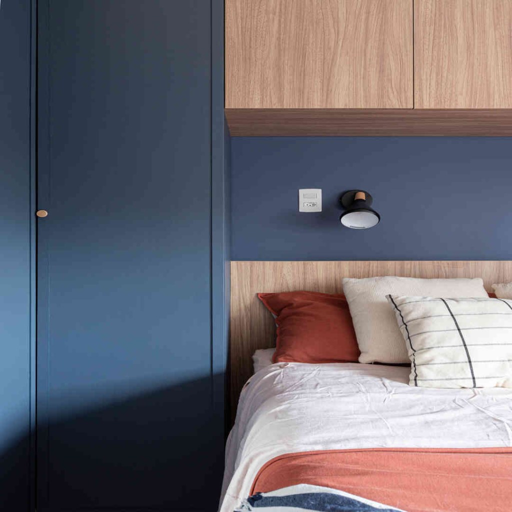 Apê 35 m2 painel de muxarabi isolar cozinha Studio Moby Dick decoracao apartamento quarto cama armario
