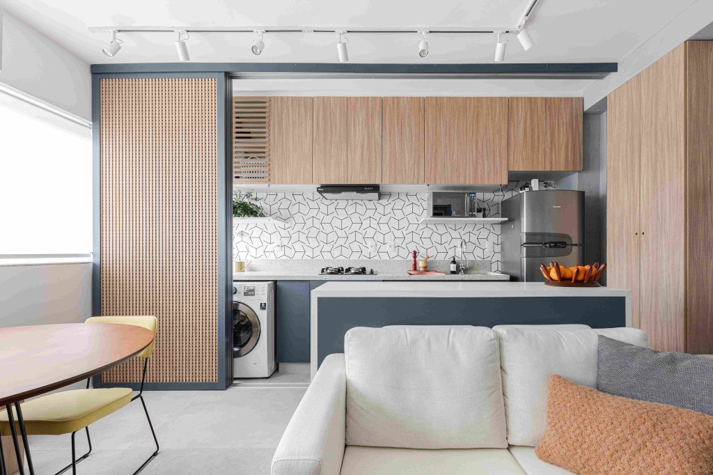 Apê 35 m2 painel de muxarabi isolar cozinha Studio Moby Dick decoracao apartamento sofa estar ilha mesa
