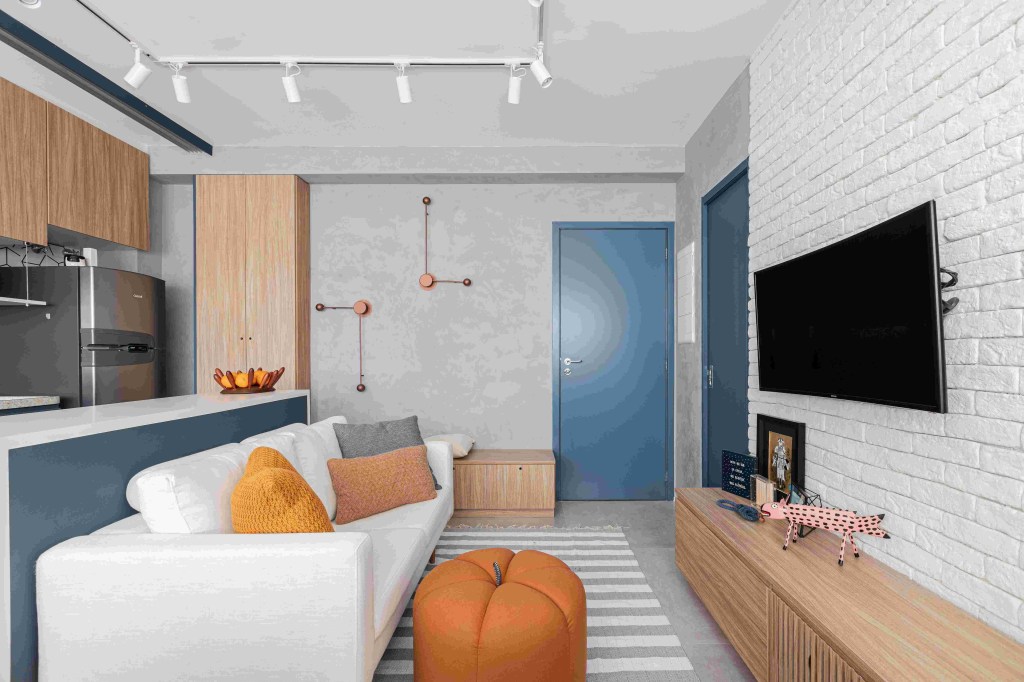 Apê 35 m2 painel de muxarabi isolar cozinha Studio Moby Dick decoracao apartamento sofa estar tapete banco tv tijolinho