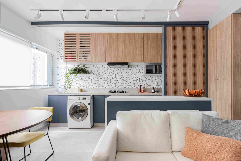 Apê 35 m2 painel de muxarabi isolar cozinha Studio Moby Dick decoracao apartamento sofa estar mesa cadeira banco