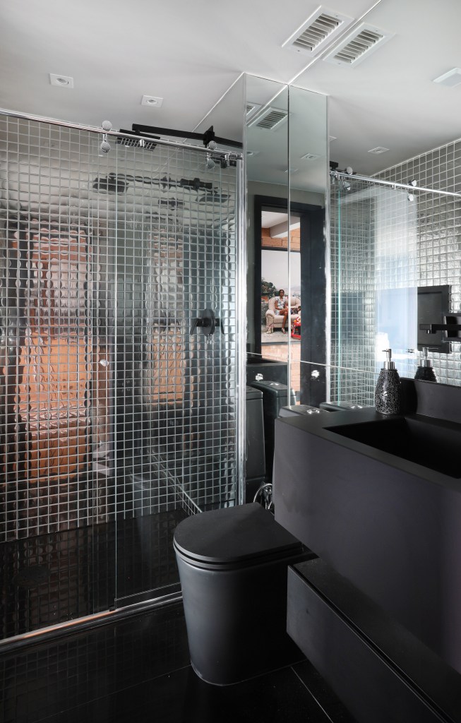 Apê 46 m2 adega suspensa cozinha preta escondida Jordana Goes decoracao preto branco banheiro espelho pastilha inox