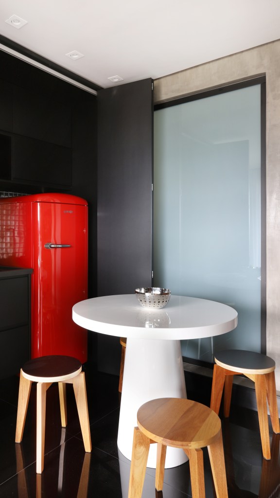 Apê 46 m2 adega suspensa cozinha preta escondida Jordana Goes decoracao preto branco cozinha jantar mesa banco geladeira vermelha