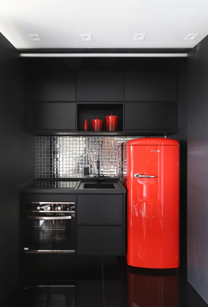 Apê 46 m2 adega suspensa cozinha preta escondida Jordana Goes decoracao preto branco cozinha armario geladeira vermelha