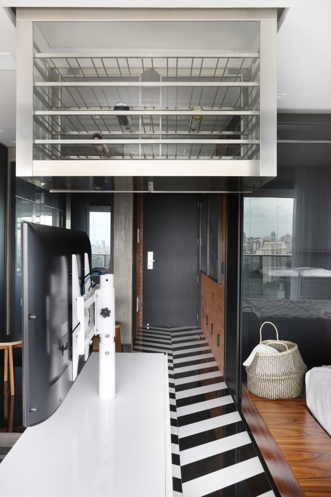 Apê 46 m2 adega suspensa cozinha preta escondida Jordana Goes decoracao preto branco sala tv giratoria espinha peixe hall
