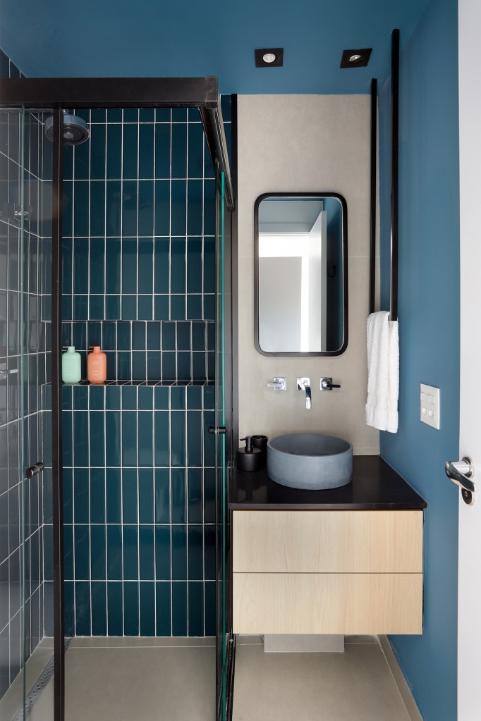 Apê 70 m2 décor industrial cabeceira feita de piso podotátil Studio 92 decoração banheiro zzulejos azuis espelho nicho