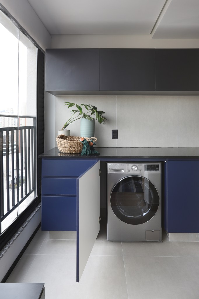 Apê 70 m2 décor industrial cabeceira feita de piso podotátil Studio 92 decoração varanda lavanderia armario maquina de lavar