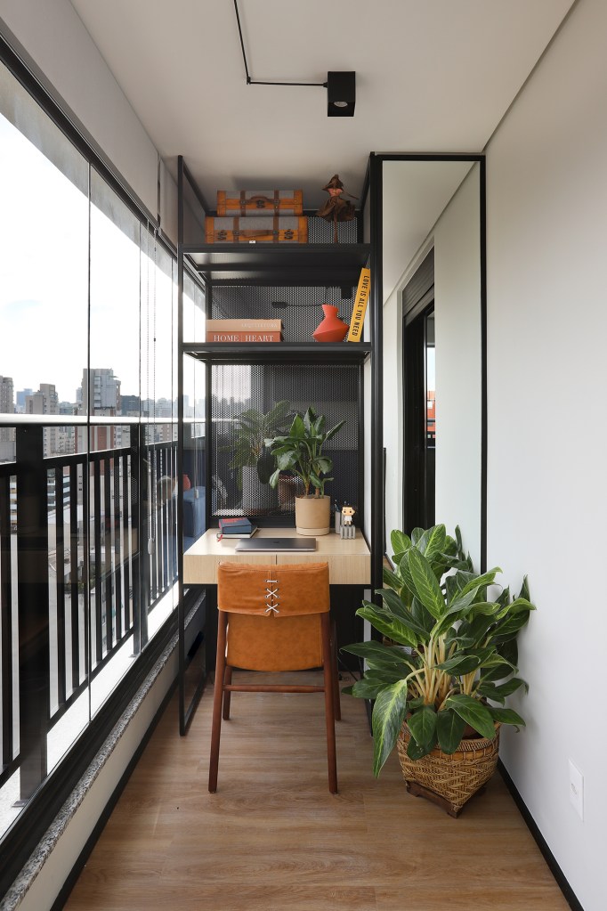 Apê 70 m2 décor industrial cabeceira feita de piso podotátil Studio 92 decoração varanda home office mesa cadeira