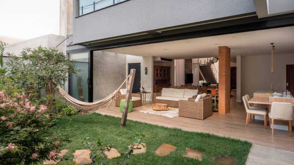Casa com área social aberta para jardim.