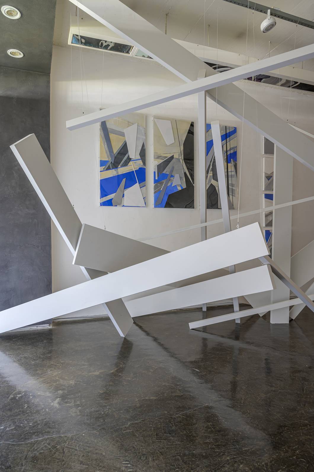 Gisele Taranto (Almacén Thebaldi Galeria) - “A minha ideia foi utilizar o espaço de forma tridimensional, criando um mundo de planos, que podem estar pendurados e proporcionam sensações e sombras diferentes. É uma intervenção do artista Rafael Vicente, já exibida no MAC de Niterói e que foi adaptada para a escala do local”, diz. Gisele Taranto (Almacén Thebaldi Galeria) - “A minha ideia foi utilizar o espaço de forma tridimensional, criando um mundo de planos, que podem estar pendurados e proporcionam sensações e sombras diferentes. É uma intervenção do artista Rafael Vicente, já exibida no MAC de Niterói e que foi adaptada para a escala do local”, diz.