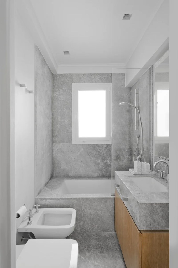 Banheiro com decoração minimalista e banheira.