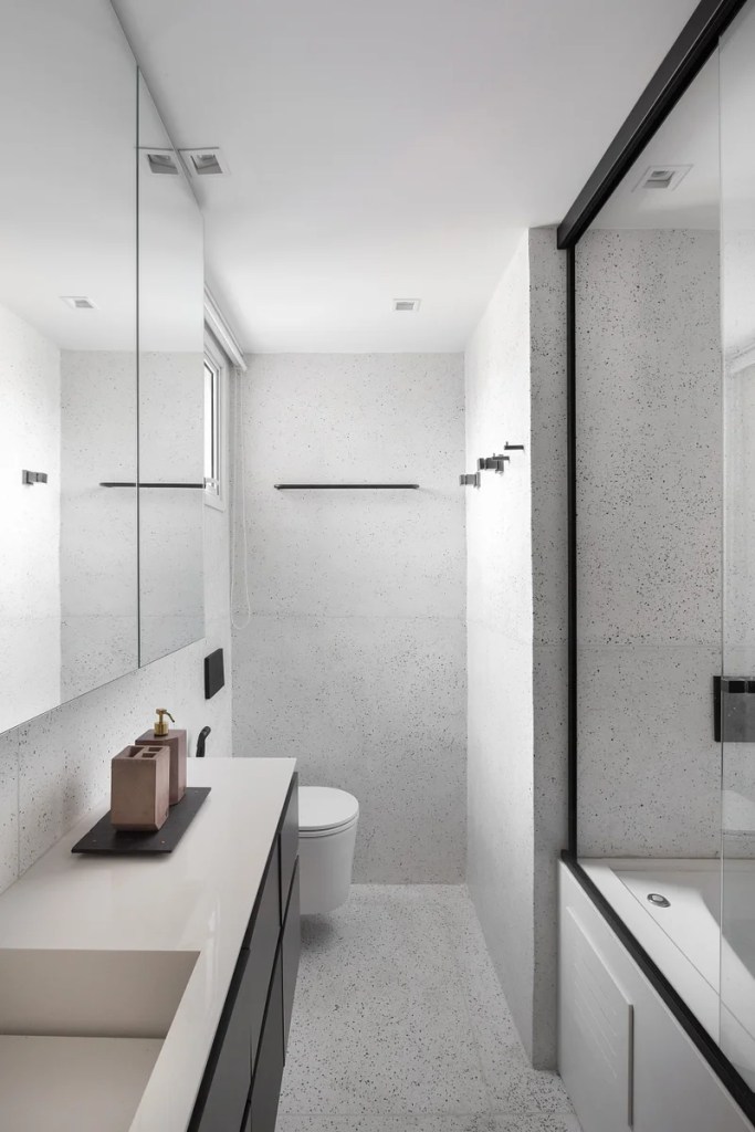 Banheiro branco minimalista