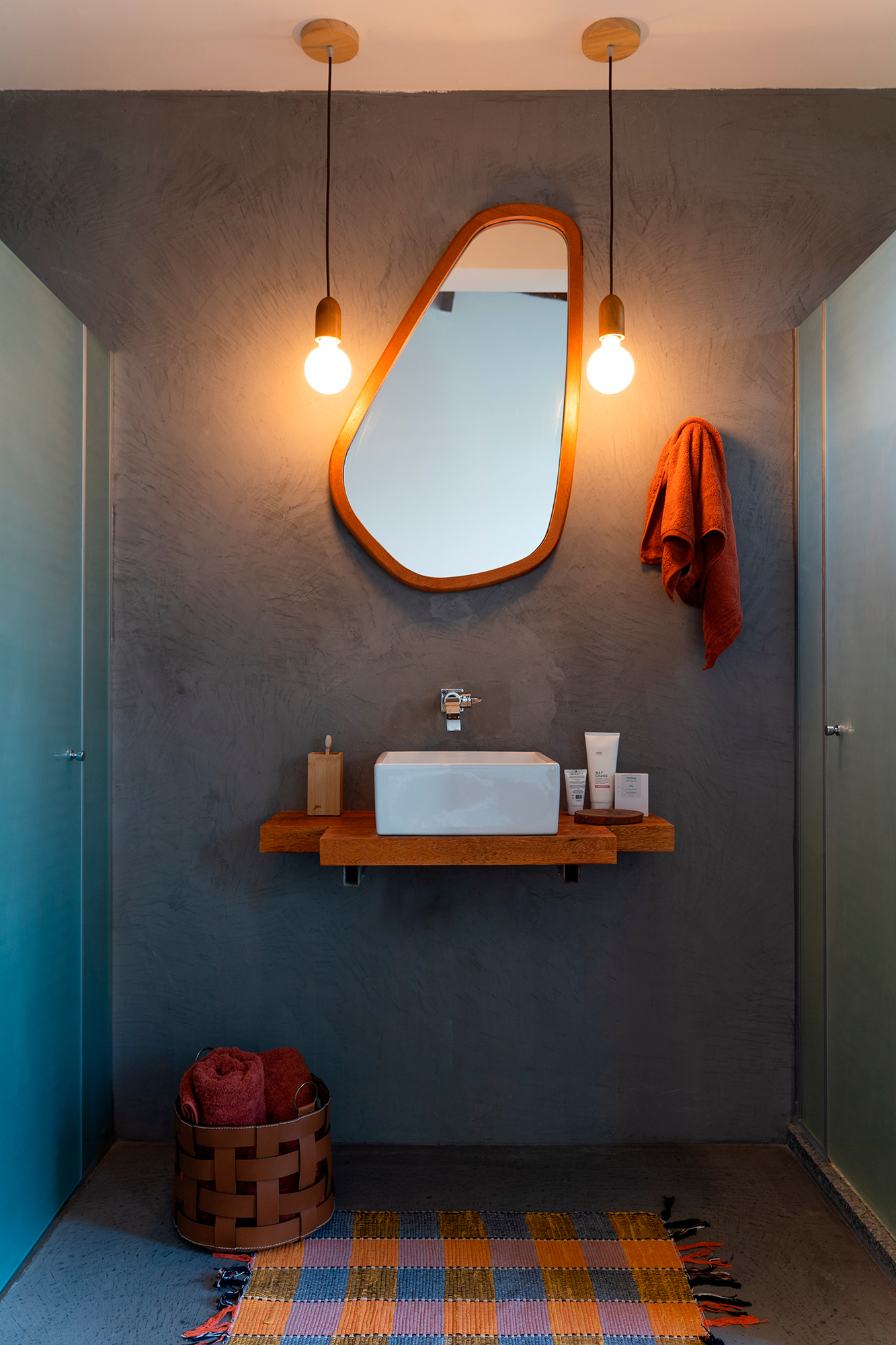 Casa sustentável Bahia conceito rústico elementos regionais Alphaz Concept decoração banheiro espelho cimento queimado