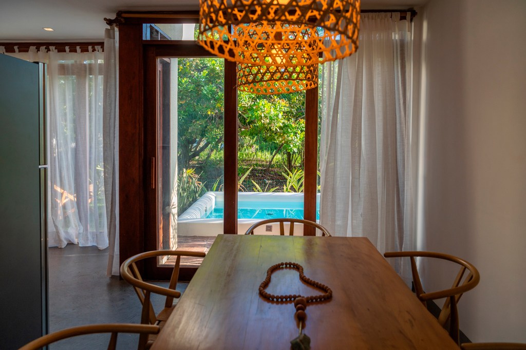 Casa sustentável Bahia conceito rústico elementos regionais Alphaz Concept decoração sala jantar mesa cadeira luminaria