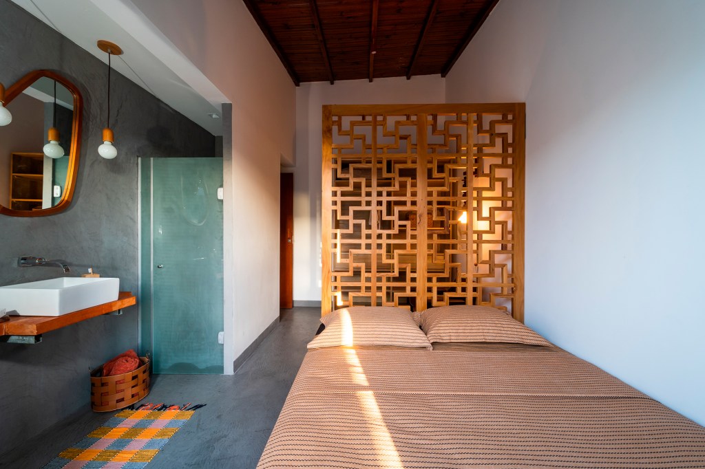 Casa sustentável Bahia conceito rústico elementos regionais Alphaz Concept decoração quarto biombo cama espelho tapete