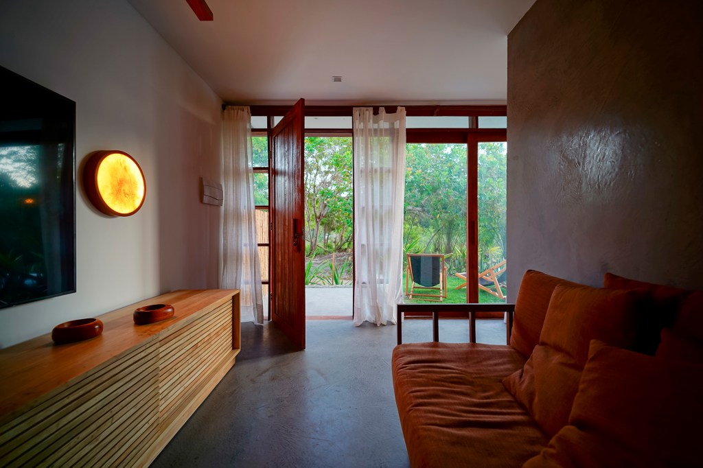 Casa sustentável Bahia conceito rústico elementos regionais Alphaz Concept decoração sala estar sofa tv madeira cimento queimado