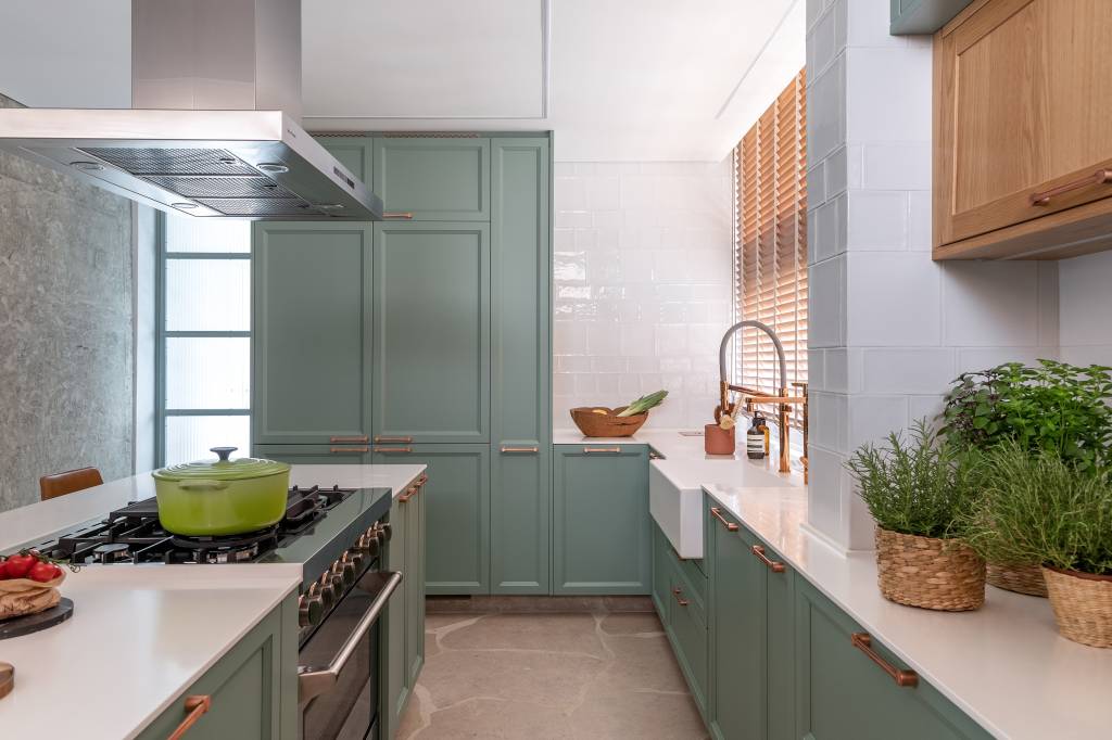 cozinha-ares-fazenda-marcenaria-verde-beatriz-quinelato-foto-rafael-renzo (5) Cozinha ares fazenda marcenaria verde Beatriz Quinelato decoracao verde armarios farm sink ilha cooktop coifa