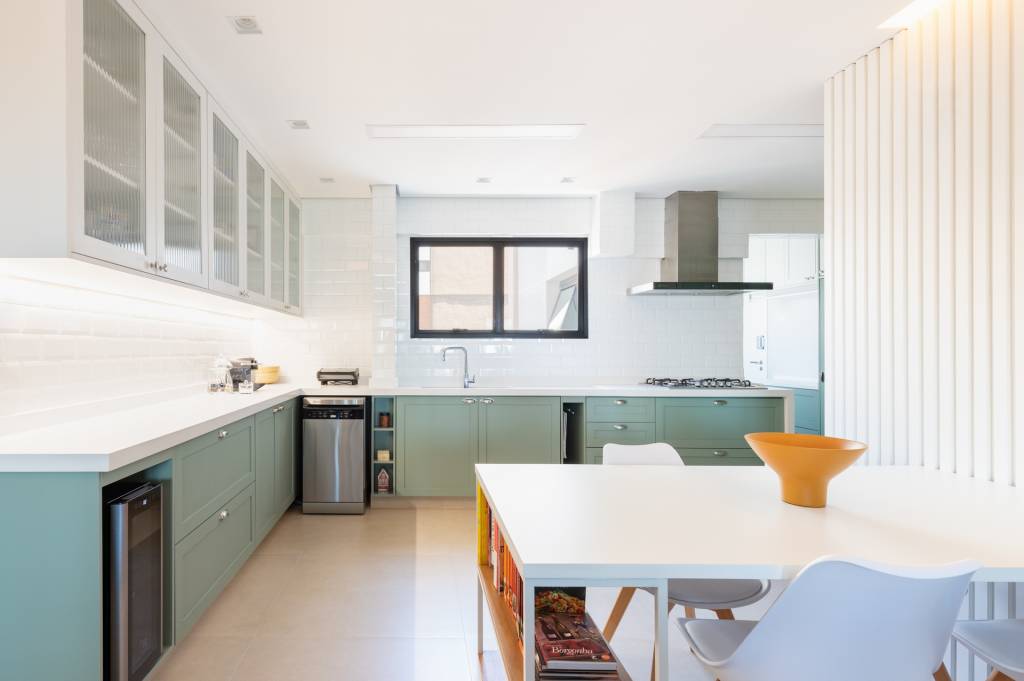 Cozinha provençal mescla marcenaria verde e parede ripada