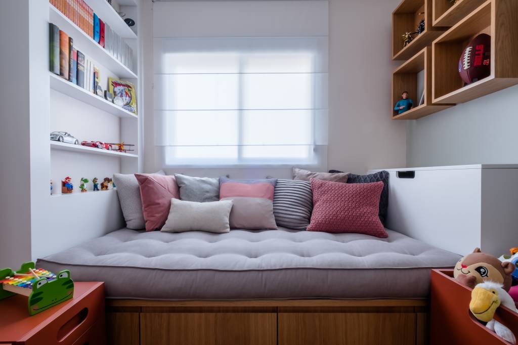 Quarto infantil com futon cinza.