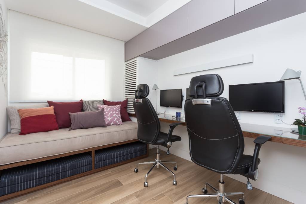 Home office com futon e espaço para duas pessoas.