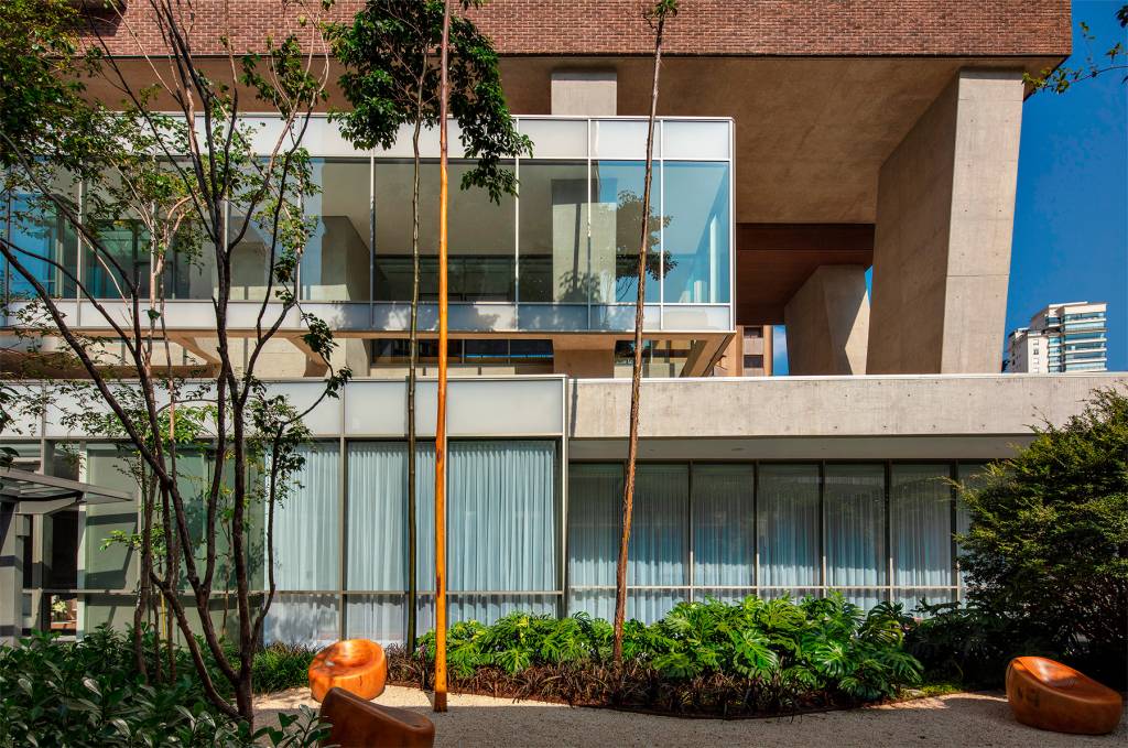 Edifício sustentado por pilares em forma de Y “flutua” sobre o solo