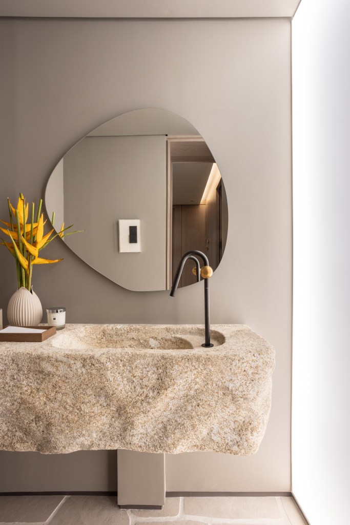 Estilo Japandi décor apê aconchegante 275 m² Si Saccab decoracao escandinavo neutro banheiro lavabo espelho pedra
