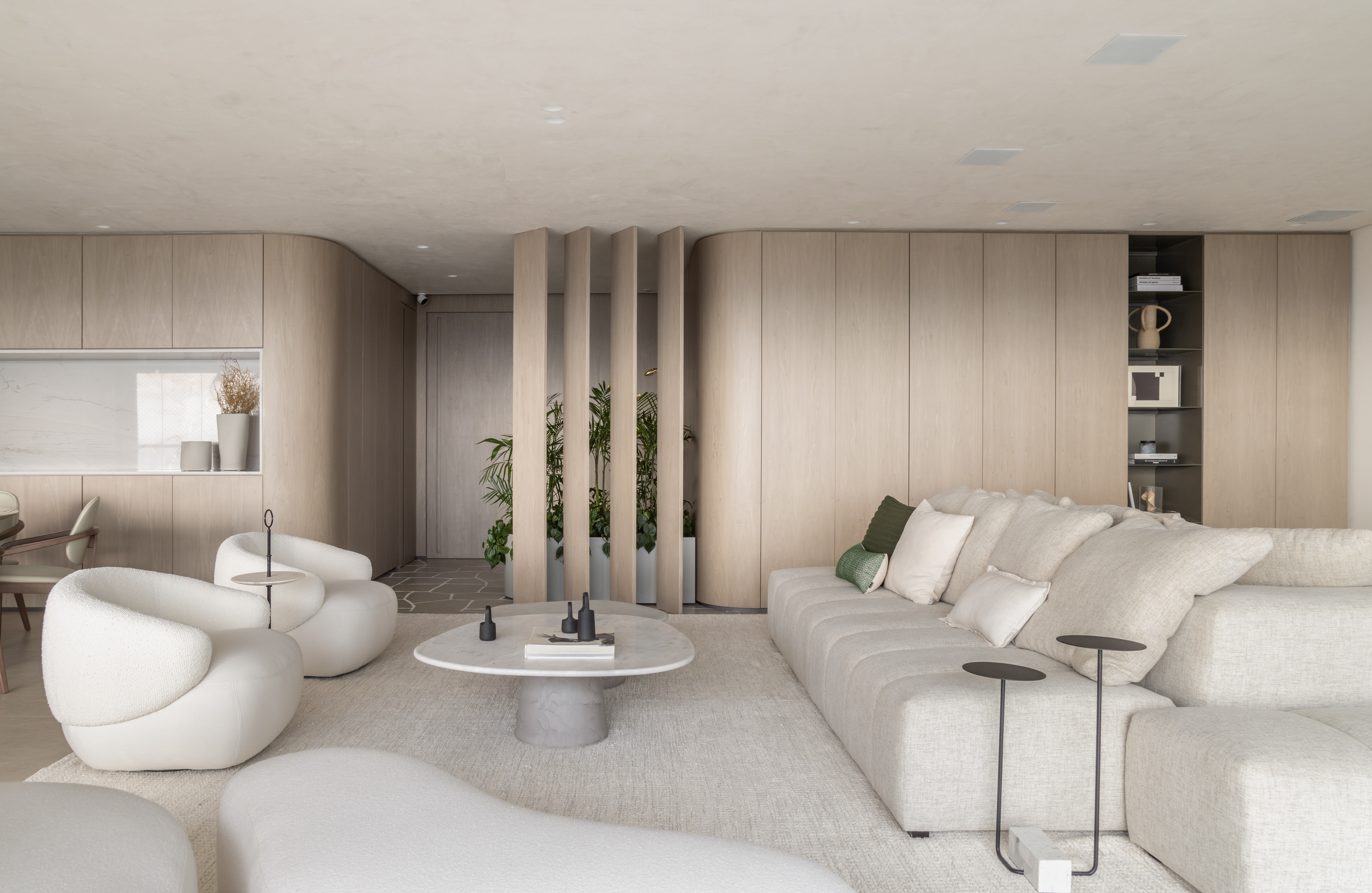 Estilo Japandi décor apê aconchegante 275 m² Si Saccab decoracao escandinavo neutro sala living madeira sofa poltrona mesa tapete marcenaria