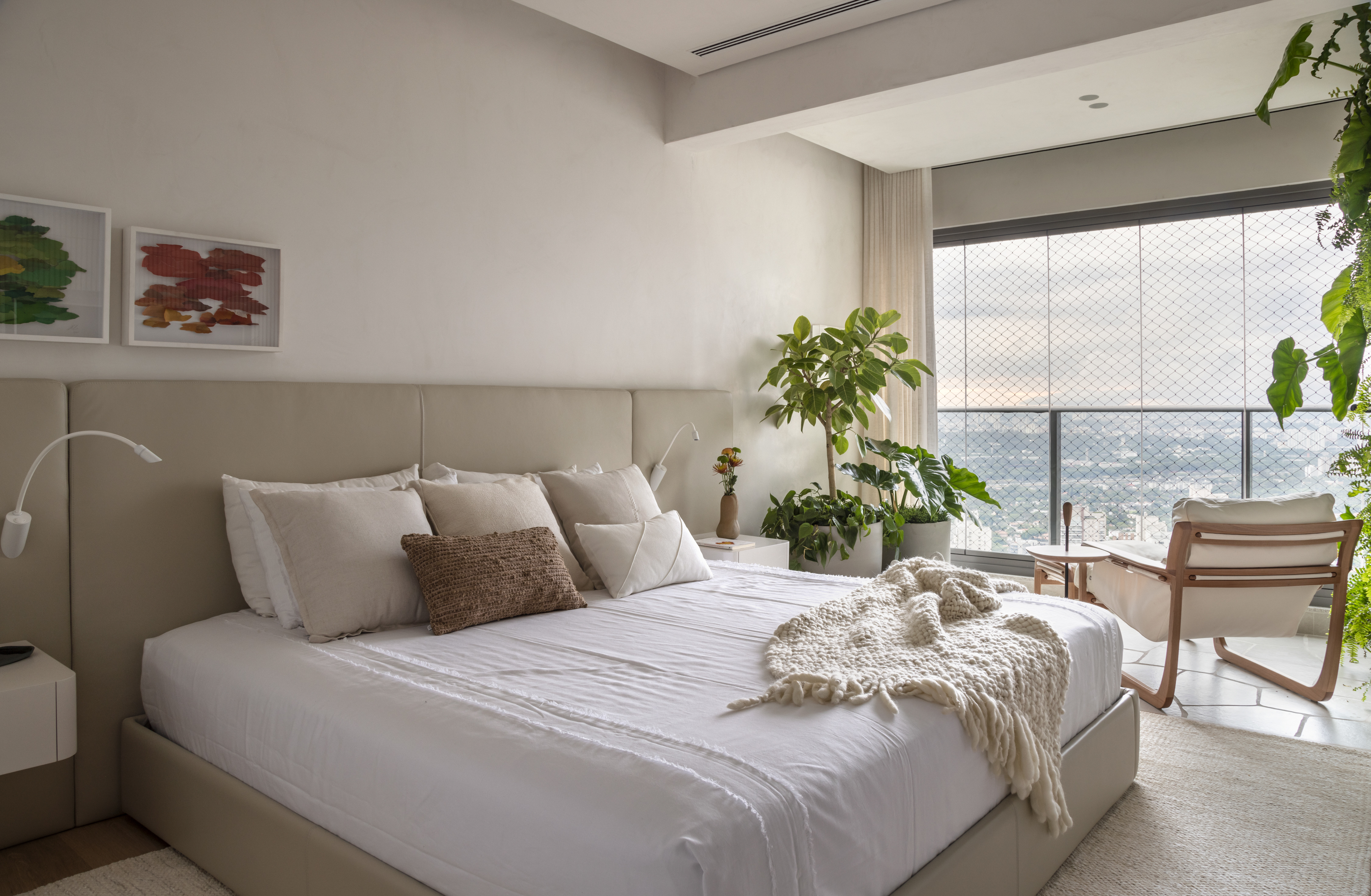 Estilo Japandi décor apê aconchegante 275 m² Si Saccab decoracao escandinavo neutro quarto casal cama varanda cabeceira planta
