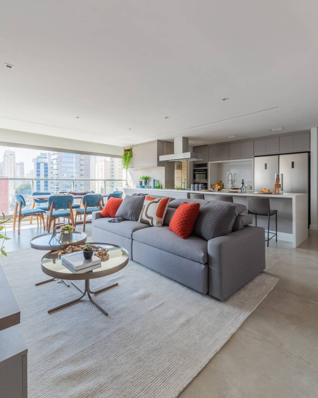 Iluminação LED ressalta elegância sóbria deste apê de 95m²