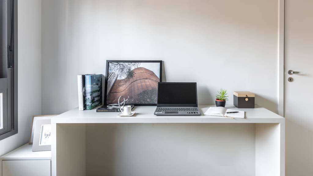 iluminacao-led-elegancia-sobria-ape-95m-bma-studio-15-home-office Home office com mesa de aparador branco