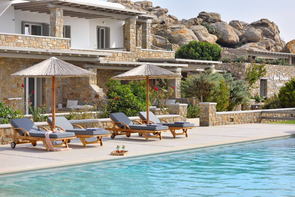inspire-se-cidades-do-mundo-para-compor-decoracao-UX-AC-Village-Christoulis-1 Mykonos, Grécia
