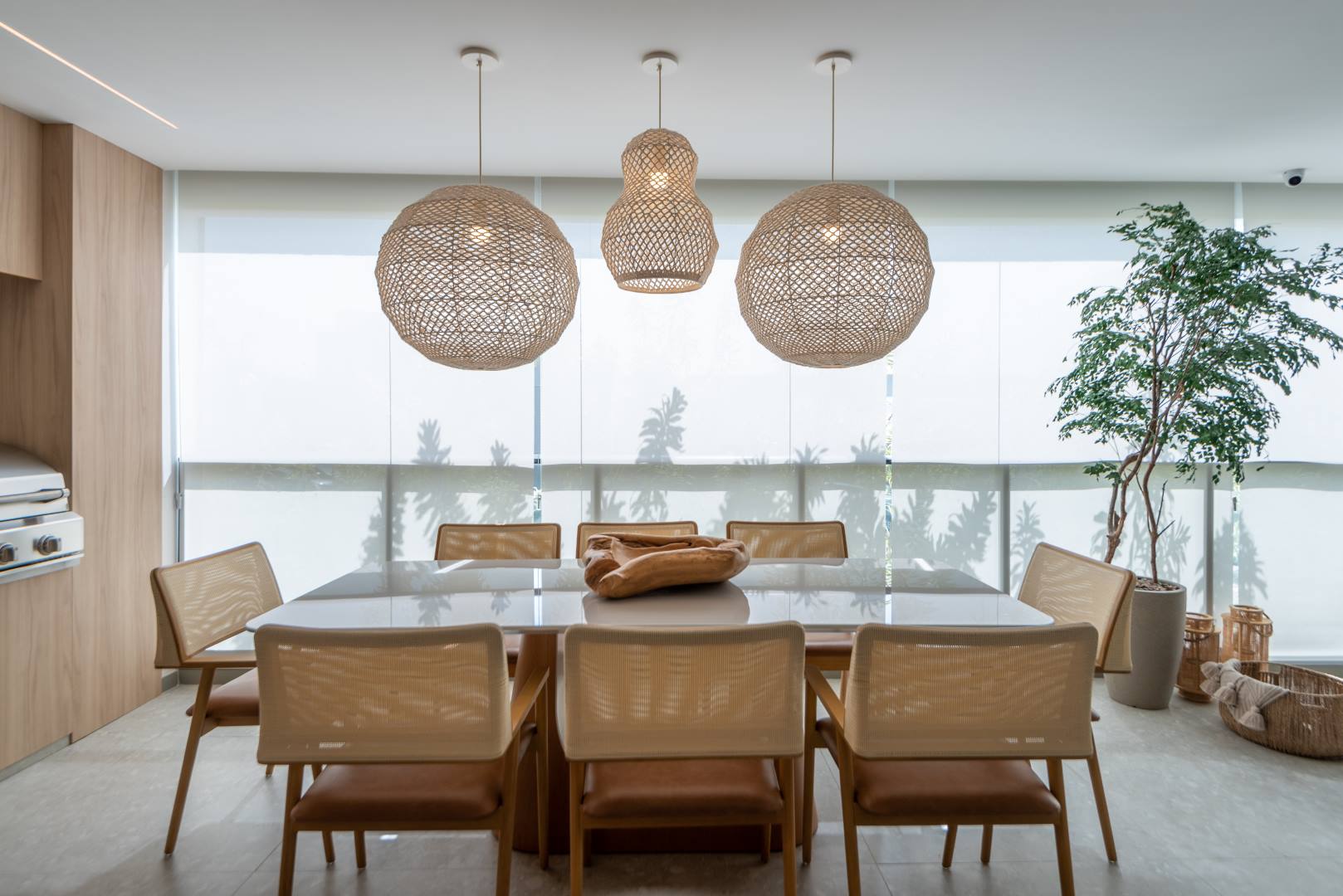 Materiais naturais plantas cloffice apê 116 m2. Bia Hajnal decoracao tons neutros apartamento varanda mesa cadeira luminaria churrasqueira